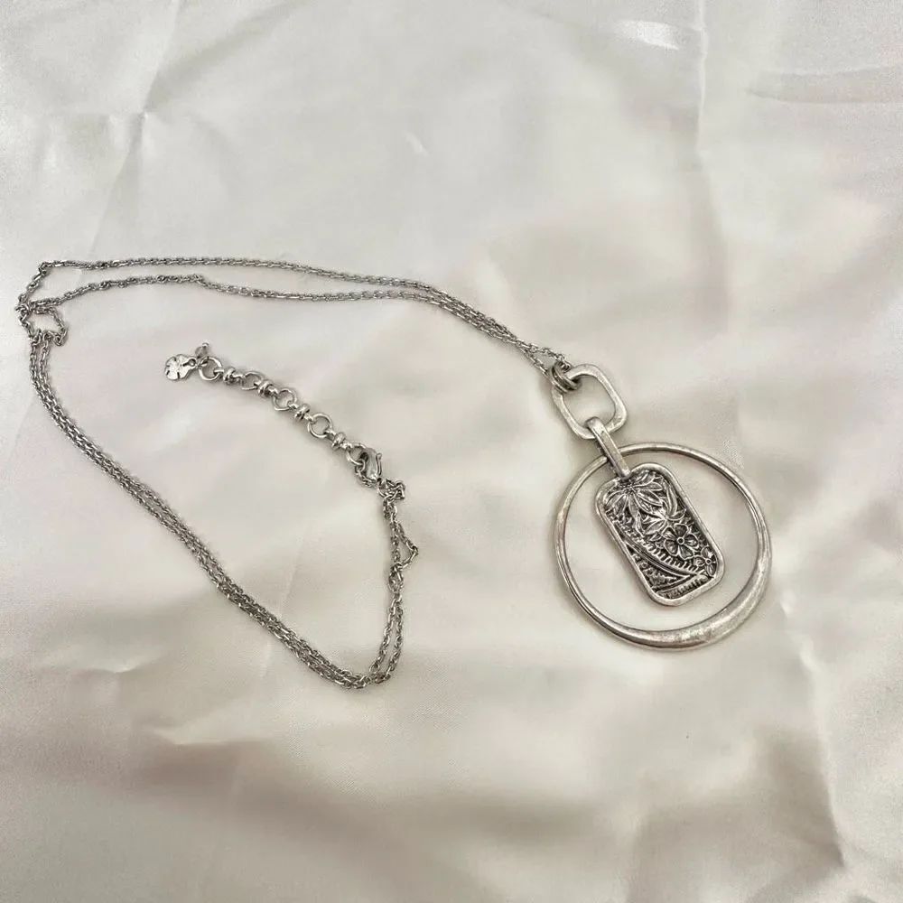 Lucky Brand silver tone mother of pearl flower reversible pendant necklace